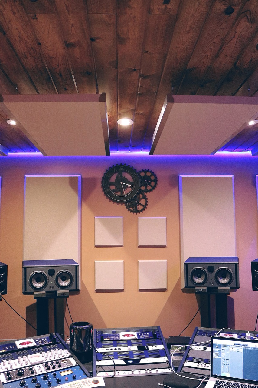 Studio monitors and outboard gear at Starworks Studios